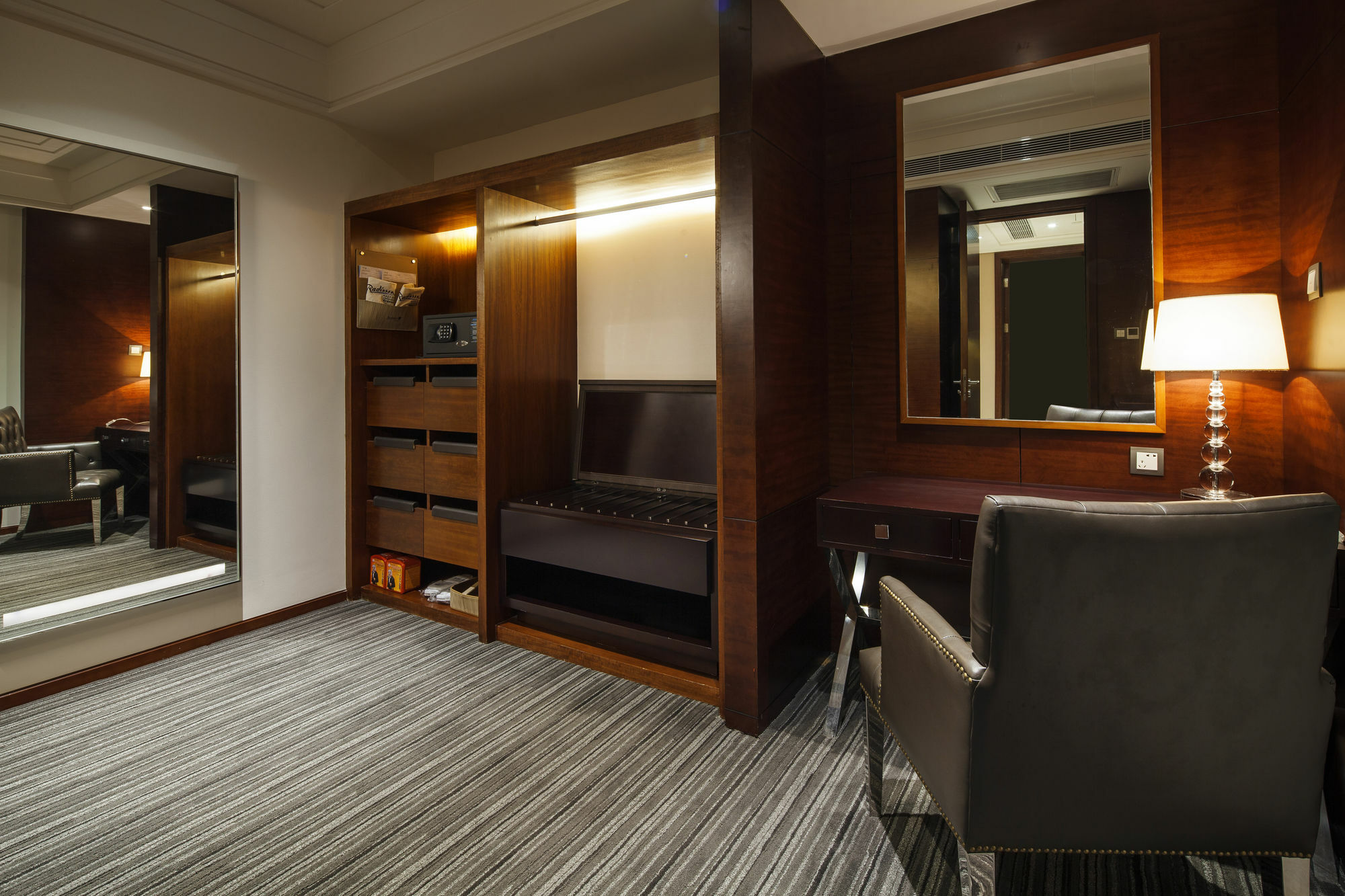 Radisson Blu Plaza Chongqing - Free 2 Bottle Of Local Beer Per Room During Stay Eksteriør bilde